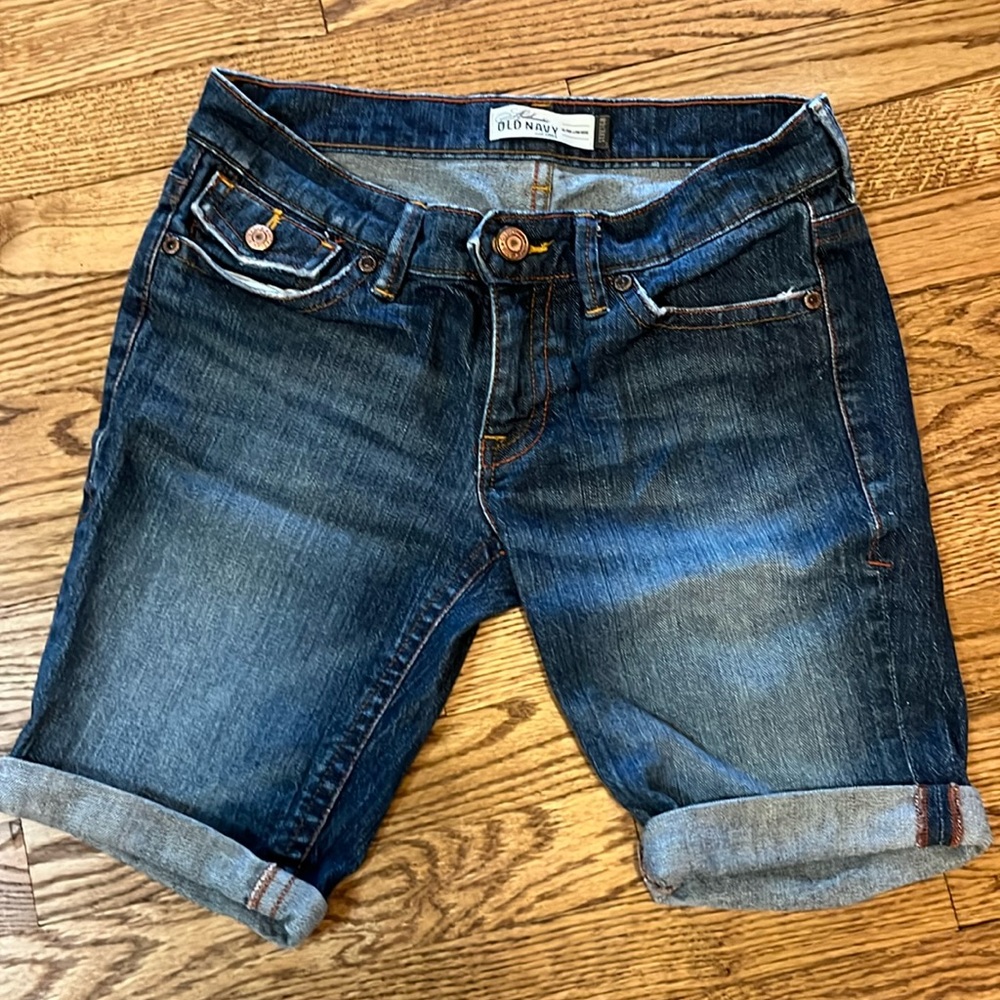 Size 6 Old Navy Jean short. In like new condition. Lower waist